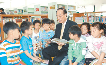 엄마 목소리, 호랑이 목소리를 흉내내면서 아이들에게 동화를 읽어주는 김찬호 교감. 사진 제공 ‘작은 도서관 만드는 사람들’