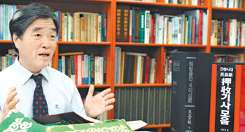 서울 서초구 반포본동에 있는 정진석 한국외국어대 명예교수의 연구실에는 동아일보 창간호가 담긴 축쇄판 등 옛 신문들을 모은 영인본이 가득하다. 전영한  기자