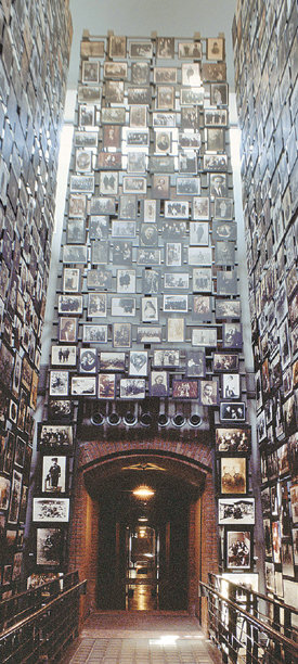 홀로코스트 박물관 내 ‘얼굴들의 탑’ 전시관. 900년의 역사를 지닌 유럽 동부 에이시쇼크라는 유대인 마을 주민들의 평화로운 일상을 담은 사진들이 3층 높이로 전시돼 있다. 1941년 들이닥친 나치군은 사진의 주인공인 주민들을 이틀 만에 몰살했다. 사진 제공 미국홀로코스트박물관