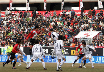 “K리그도 재미있다.” 스피디한 플레이로 공격 축구가 펼쳐지면서 K리그가 한층 박진감 넘쳐졌다. 지난 시즌에 비해 골이 많이 터졌고 팬들도 더 많이 스탠드를 채우고 있다. 3월 9일 부산 아이파크-전북 현대의 경기 장면. 동아일보 자료 사진