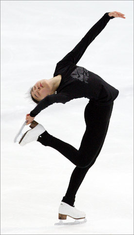 “멋진 오늘밤을 위하여”‘피겨 여왕’ 김연아가 16일 서울 양천구 목동실내링크에서 훈련 중 스파이럴 스텝 시퀀스(허리를 제치면서 등 뒤로 다리를 들어올려 스케이트 날을 손으로 잡는 동작) 기술을 펼치고 있다. 연합뉴스