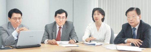 ‘우리 아이 시력 1.0 지키기’를 마무리하며 전문가들이 16일 한자리에 모여 시력보호 방법에 대해 얘기를 나눴다. 왼쪽부터 오세열 대한안과학회 소아안과연구회 이사, 임기환 대한안과학회 상임이사, 이미자 한국실명예방재단 미취학아동시력검진팀장, 신경환 한국실명예방재단 회장. 변영욱 기자