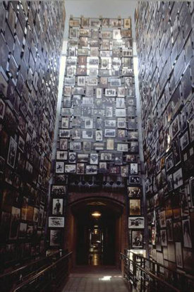홀로코스트 박물관 내 ‘얼굴들의 탑’ 전시관. 900년의 역사를 지닌 유럽 동부 에이시쇼크라는 유대인 마을 주민들의 평화로운 일상을 담은 사진들이 3층 높이로 전시돼 있다. 1941년 들이닥친 나치군은 사진의 주인공인 주민들을 이틀 만에 몰살했다. 사진 제공 미국홀로코스트박물관