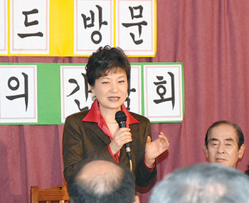 뉴질랜드를 방문 중인 박근혜 전 한나라당 대표가 17일(현지 시간) 오클랜드 한인회관에서 열린 교민 간담회에서 재외동포 참정권, 이중 국적 문제 등에 대해 견해를 밝히고 있다. 오클랜드=연합뉴스