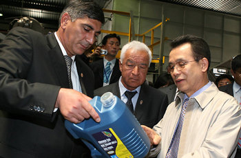 앙아시아를 방문 중인 한승수 국무총리가 17일(현지 시간) 카스피 해 연안 도시인 튀르크 멘바시에 조성된 석유화학단지를 방문해 엔진오일 생산 공장을 둘러보고 있다. 연합뉴스