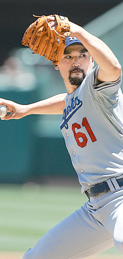 1년 만에 선발 투수로 마운드에 오른 박찬호가 LA 에인절스 타선을 상대로 역투하고 있다. 애너하임=AFP 연합뉴스