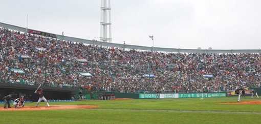 롯데 홈관중 50만명 돌파롯데-우리 경기가 열린 18일 부산 사직야구장에 올 시즌 9번째로 3만명의 만원 관중이 들어찼다. 롯데는 가장 먼저 홈 관중 50만 명을 돌파했다. 부산=연합뉴스