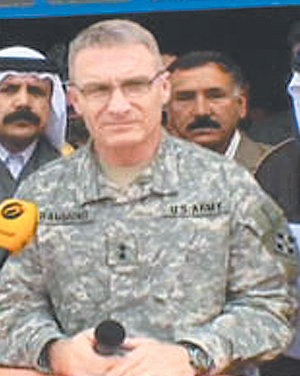 제프리 하먼드 미군 사령관이 17일 이라크 주둔 미군 병사가 코란을 사격 연습용 표적으로 삼은 사건과 관련해 공식 사과하고 있다. CNN 화면 촬영