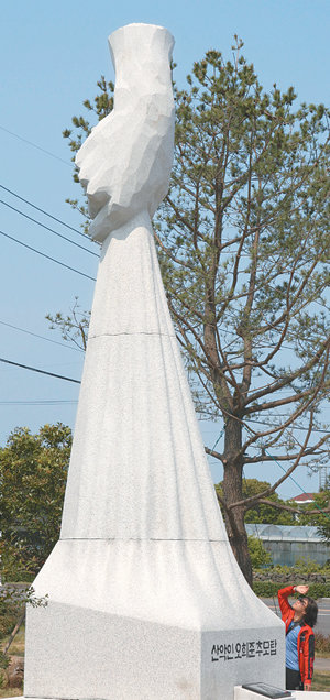 산악인 오희준 씨를 기리는 추모탑이 제주 서귀포시 토평동에 세워졌다. 연합뉴스