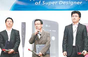 LG전자 슈퍼디자이너들. 왼쪽부터 샴페인 홈시어터를 디자인한 배세환 책임연구원, 비너스폰을 디자인한 김영호 책임연구원, 트롬 세탁기를 디자인한 성재석 책임연구원. 사진 제공 LG전자