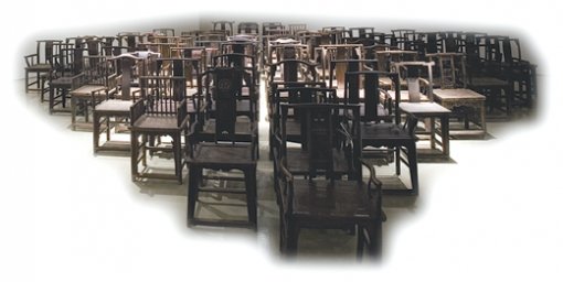 6월 1일까지 갤러리 현대에서 전시되는 중국작가 아이웨이웨이의 ‘Fairytale-Chairs’. 청나라 때 의자 100개를 나란히 늘어놓은 작업으로 지난해 독일 카셀도큐멘타의 넓은 전시장 곳곳에 배치된 1001개의 의자 중 일부다. 아티스트, 큐레이터, 건축가로 활동 중인 작가는 베이징 올림픽 주경기장 설계에 참여했다. 02-734-6111 사진 제공 갤러리 현대
