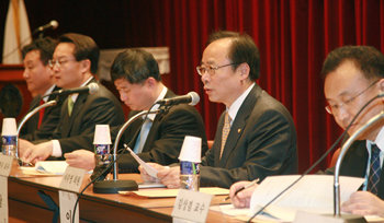 ‘헌법 개정 방향과 과제’ 세미나개헌 문제를 연구하기 위해 발족한 ‘일류국가 헌법연구회’는 19일 국회도서관 대강당에서 ‘일류 국가를 위한 헌법 개정의 방향과 과제’를 주제로 세미나를 열었다. 박경모 기자