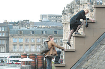 영화 ‘할람 포’에 등장하는 스코틀랜드 에든버러의 지붕. 이 영화에서 지붕은 주인공의 내면에 깊은 영향을 미치는 사건의 무대가 된다. 사진 제공 진진