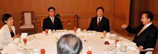이명박 대통령(오른쪽)과 손학규 통합민주당 대표가 20일 청와대에서 조찬 회동을 갖고 미국산 쇠고기 수입 문제와 한미 자유무역협정(FTA) 국회 비준동의 등에 대해 대화를 나누고 있다. 이 대통령부터 시계 반대 방향으로 손 대표, 이기우 민주당 대표 비서실장, 차영 민주당 대변인. 이종승 기자