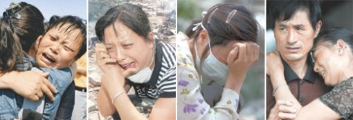 건물이 무너지고… 억장이 무너지고… 쓰촨 성 대지진으로 가족과 터전을 잃은 중국인들의 눈물이 멈추지 않고 있다. 19일 중국 전역에서 희생자를 기리는 3분간의 묵념이 진행되는 동안 어머니를 잃은 딸이 울부짖고 있다(왼쪽). 이 밖에도 두장옌의 붕괴된 학교 현장에서 매몰된 아이를 생각하며 우는 어머니, 집이 완전히 부서져 내린 모습에 좌절하는 베이촨의 여인, 쌍둥이 아이들을 잃고 비통해하는 부모의 모습에서 이들의 가슴에 깊이 파인 지진의 상처를 읽을 수 있다. 로이터 연합뉴스