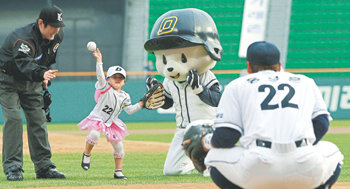 “아빠 힘내세요” 시구… 홍성흔 결승타 화답두산 홍성흔(오른쪽)이 22일 두산과 한화의 잠실경기에 앞서 딸 화리(3) 양의 시구를 받고 있다. 홍성흔은 이날 경기에서 3-3으로 맞선 8회 1사 1, 2루에서 역전 적시타를 터뜨리며 팀의 승리를 이끌었다. 연합뉴스
