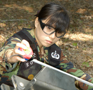 주이다 하사가 공군 교육사령부에서 폭발물 처리 교육 도중 폭탄의 종류를 확인하는 작업을 하고 있다. 사진 제공 공군