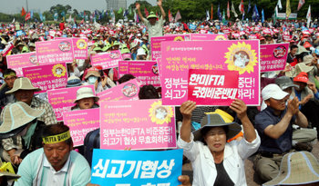 “결사반대”한미FTA농축수산비상대책위원회가 22일 서울 여의도 문화공원에서 개최한 농민대회. 1만여 명의 농민이 한미 쇠고기 협상 무효와 ‘FTA 국회 비준 반대’ 구호를 외치고 있다. 변영욱 기자