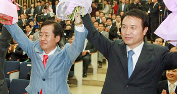 한나라당은 22일 국회에서 당선자 총회를 열어 원내대표에 홍준표 의원(왼쪽), 정책위의장에 임태희 의원을 각각 선출했다. 박경모 기자