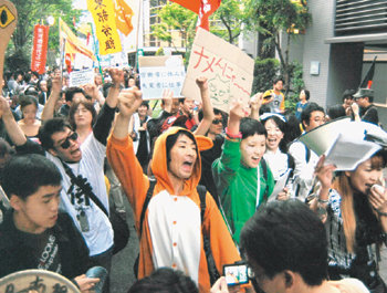 거리로 나선 일본 젊은이들이 ‘근로자에게 휴식을’ ‘실업자에게 일자리를’ 등의 구호를 외치며 행진하고 있다. 고용불안과 빈곤에 시달리는 이들은 울분을 표출하며 급격하게 좌익화되고 있다. 사진 제공 아사히신문