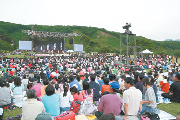 경기 파주시에 있는 서원밸리GC는 31일 제6회 자선 그린콘서트를 연다. 이날은 골퍼가 아니라도 골프장에서 콘서트와 다양한 이벤트를 즐길 수 있다. 지난해 열렸던 콘서트에서 1만여 명의 참가자가 공연을 관람하고 있다. 사진 제공 서원밸리GC