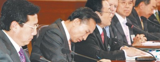 경쟁력 강화 3차 회의 이명박 대통령(왼쪽에서 두 번째)이 23일 청와대에서 열린 국가경쟁력강화위원회 3차 회의에서 참석자들의 발언을 메모하고 있다. 경제계는 대체로 이명박 정부 3개월에 대해 “세부적인 집행 과정에서 일부 문제점도 노출됐지만 경제정책의 기본방향은 맞다”며 “이제부터가 진정한 평가기간”이라는 반응을 보였다. 이종승  기자