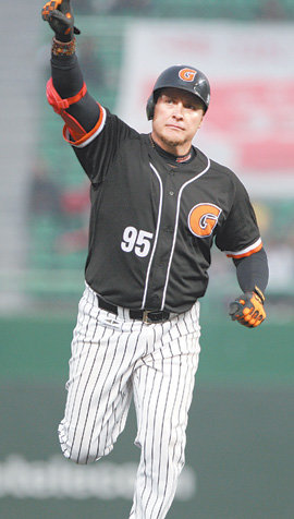 부활한 거포 본색 롯데 가르시아가 SK에 0-1로 뒤진 4회 초 1사 1, 2루에서 왼쪽 담장을 넘기는 3점 홈런을 날린 뒤 베이스를 돌고 있다. 시즌 12호이자 전날 KIA전에 이은 이틀 연속 역전 결승 3점 홈런이다. 인천=연합뉴스