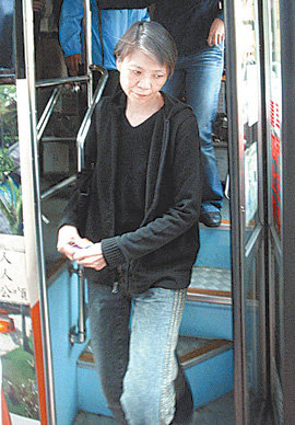 저우메이칭 여사가 마잉주 총통 당선 직후 청바지 차림으로 버스를 타고 출근하던 때의 모습. AFP 연합뉴스