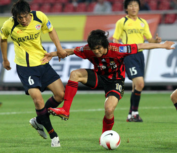 “다 비켜” 박주영식 권법?FC 서울의 공격수 박주영(가운데)이 성남 일화의 수비수 손대호(왼쪽)와 조병국(오른쪽) 사이에서 볼을 트래핑하고 있다. 성남=연합뉴스