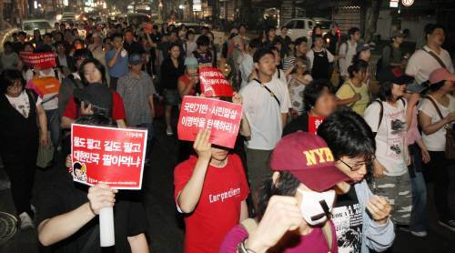 25일 밤 미국산 쇠고기 수입을 반대하는 촛불문화제 참가자들이 대학로 등 서울시내 일원에서 거리 행진을 벌이고 있다. [연합]