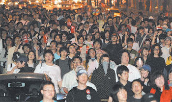 미국산 쇠고기 수입에 반대하는 촛불문화제 참가자들이 25일 밤 서울 시내 도로를 무단점거한 채 행진하고 있다. 일부 참가자가 행사 장소인 청계광장을 떠나 세종로 명동 신촌 일대를 돌아다녀 극심한 혼잡이 빚어졌다. 연합뉴스