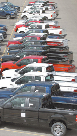 포드자동차는 22일 고유가와 경기둔화를 이유로 북미지역 공장의 픽업트럭과 스포츠유틸리티차량(SUV)의 생산을 감축할 계획이라고 발표했다. 미시간 주 디어본 공장에 열을 지어 서 있는 포드 트럭들. 디어본=AFP 연합뉴스