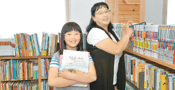 “마을 도서관은 우리에게 맡겨 주세요!” 용덕초등학교 도서부원 양성진 양(왼쪽)과 마을도서관장 백철숙 씨는 “학생들과 주민들에게 ‘책 전도사 모녀’가 되겠다”고 말했다. 사진 제공 작은 도서관 만드는 사람들