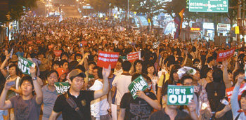 26일 서울 청계광장 촛불집회를 마친 뒤 명동으로 진출한 시위대가 인근 도로를 점거해 미국산 쇠고기 수입 반대 구호를 외치고 있다. 원대연 기자