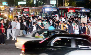 27일 서울 청계광장에서 열린 美쇠고기 수입반대 촛불문화제에 참석자들이 을지로 일대 도로에서 가두시위를 하고 있다. 박영대 기자