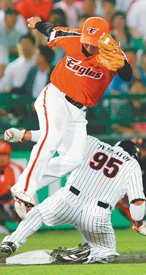 흰갈매기 때리고… 훔치고…역전 3점 홈런의 주인공 롯데 카림 가르시아(오른쪽)가 5회 2사 1, 2루에서 3루 도루에 성공하고 있다. 왼쪽은 한화 3루수 이범호. 전날까지 가르시아의 올 시즌 도루는 1개였다. 부산=연합뉴스