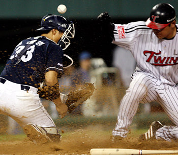 “아차, 공을 놓쳤어”LG 이성열(오른쪽)이 6-5로 앞선 7회 1사 3루에서 이종열의 희생플라이 때 홈으로 파고들어 득점을 올리고 있다. 왼쪽은 두산 포수 채상병. 연합뉴스