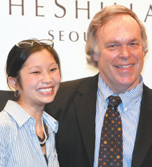 서울 중구 장충동 신라호텔에서 미국의 와인평론가 로버트 파커 씨(오른쪽)와 그의 딸 마이어 파커 씨가 포즈를 취했다. 연합뉴스