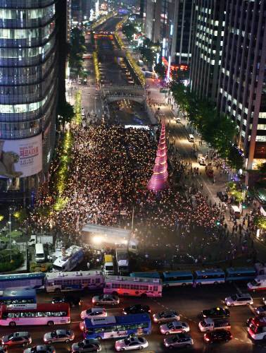 28일 오후 서울 청계광장에서 미국산 쇠고기 수입 반대 촛불집회가 열리고 있다.동아일보 사진부 김미옥 기자