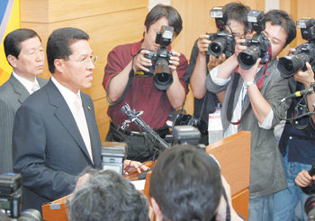 “불가피” 정운천 농림수산식품부 장관은 29일 오후 경기 정부과천청사 합동브리핑센터에서 미국산 쇠고기의 새로운 수입조건을 담은 고시를 발표했다. 과천=전영한 기자