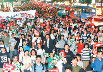 “불가” 미국산 쇠고기 수입 반대 집회가 29일에도 이어졌다. 서울시청 앞 서울광장에서 집회를 마친 시위대가 이날 밤 수입고시 철회를 외치며 종로와 을지로 도로를 행진하고 있다. 변영욱 기자