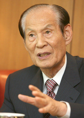 14대와 16대 국회의장을 지낸 이만섭 전 의장은 국회 개원 60주년과 헌법 제정 60주년을 맞아 29일 본보와 가진 인터뷰에서 “법과 제도보다도 국회의원 개인의 마음가짐이 중요하다”며 애국적인 자세를 강조했다. 신원건 기자