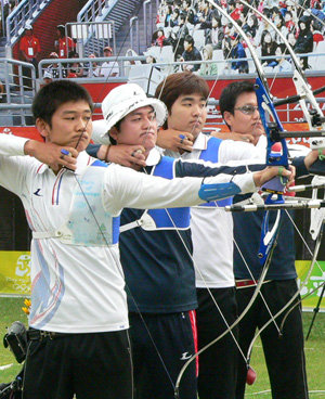 오른쪽부터 한국 남자양궁 대표팀의 박경모, 임동현, 이창환, 김재형. 동아일보 자료 사진