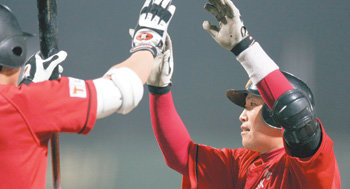 박재홍 또 만루포 SK 박재홍(오른쪽)이 KIA와의 광주 원정경기에서 8회 만루홈런을 치고 홈을 밟은 뒤 동료들과 하이파이브를 하고 있다. 광주=연합뉴스