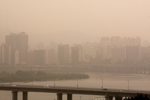 서울과 경기, 인천, 충남 일부에 황사경보가 발효된 30일 서울 여의도 국회의사당에서 바라본 서울시내가 황사에 갇혀 누렇다. 흐릿하게 보이는 서강대교와 용산 지역을 넘어 남산은 거의 흔적조차 보이지 않는다. [연합]