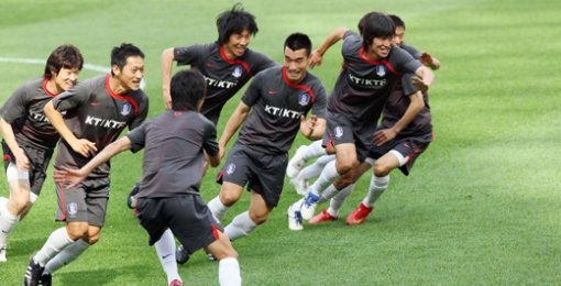 “승리만 남았다.” 박지성(왼쪽) 등 한국축구대표팀 선수들이 요르단과의 경기를 앞둔 30일 서울월드컵경기장에서 즐거운 표정으로 훈련하고 있다. 연합뉴스