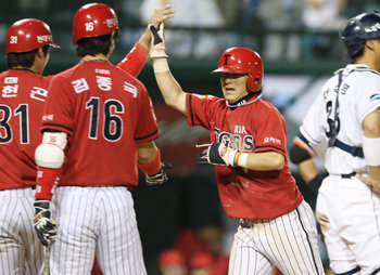 “다 들어왔어”두산-KIA의 잠실 경기 8회초 2사 만루 때 KIA의 차일목이 싹쓸이 2루타를 친 뒤 1루 주자 김선빈(오른쪽에서 두번째)이 홈에 들어오며 먼저 들어온 2루 주자 이현곤(왼쪽)과 하이파이브를 하고 있다. 연합뉴스