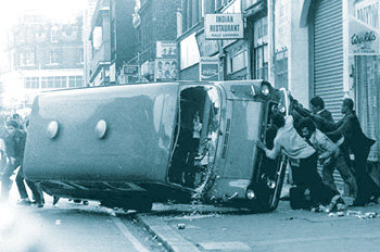 성난 영국 민심 마거릿 대처 전 영국 총리는 집권 초 실업률 증가와 폭동 등 온갖 악재에도 불구하고 긴축 기조를 고집하며 국민을 설득하려 노력했다. 영국 런던의 흑인 거주 빈민가인 브릭스턴에서 1981년 4월 발생한 폭동 당시 시위대가 거리의 차량을 뒤집으며 폭력시위를 벌이고 있다. 사진 출처 BBC