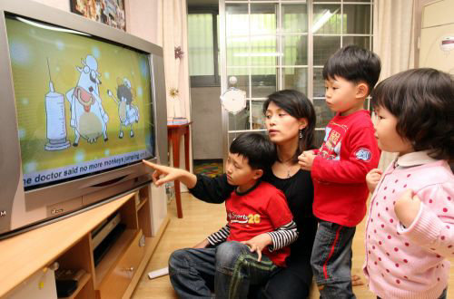 한 가정에서 IPTV를 교육에 활용하고 있다.