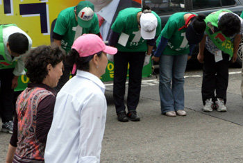 6·4 재·보선을 이틀 앞둔 2일 서울 마포구의 한 아파트 앞에서 한 기초의원 후보의 운동원들이 유권자들에게 지지를 호소하고 있다. 안철민 기자